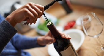 Cât timp rezistă vinul proaspăt într-o sticlă desfăcută?